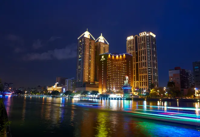 高雄燈會藝術節熱鬧登場！高雄國賓「黃金炸元宵」春節飄香！