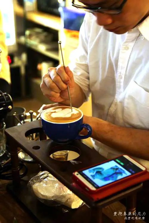 『食記』高雄鹽埕。元啡驢派之美味鹹派、咖啡，古舊框架木窗