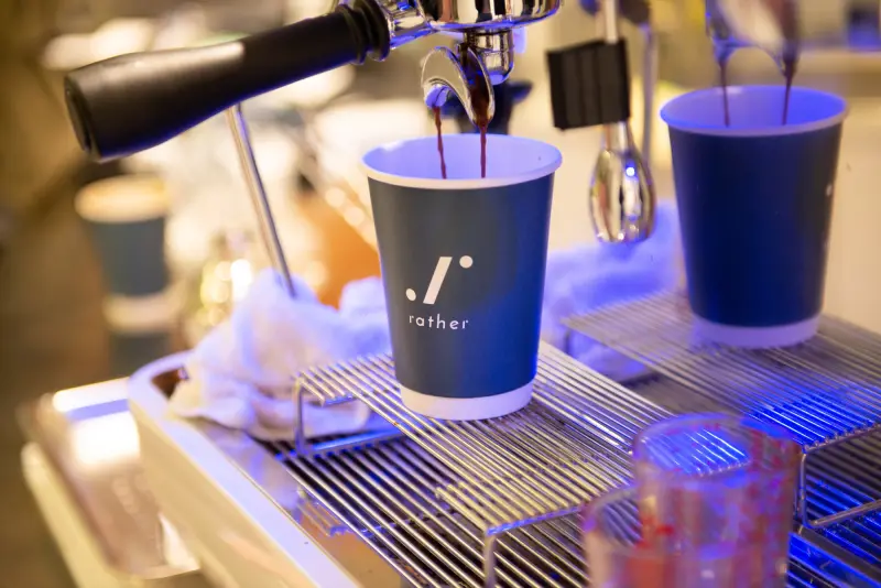 隱身喧鬧的東區巷弄，Rather Coffee－打造於服飾店內的時尚咖啡吧