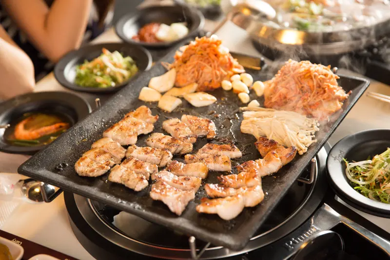 暑假在八色烤肉就是「學生最大」！出示學生證就送原味豬五花！