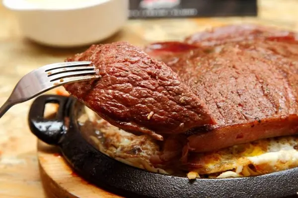 B哥牛排 / 美食窩客咬咬 提供 