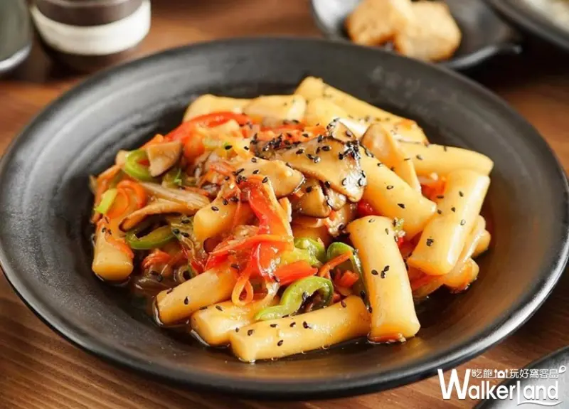 韓食控不能不知道！韓國人蔘雞老店「本家長壽村」正式插旗東區，最道地韓式「人蔘雞鍋粑粥」在台北就吃得到。