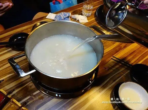 浮誇系台北蛤蜊「極蜆鍋物」 /美食窩客 兔貝比 提供