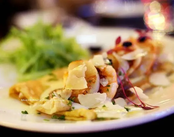 【高雄鹽埕】典藏駁二餐廳ARTCO.C6 - 駁二老倉庫變身設計感十足的藝術空間.歐式華麗感我滿喜歡的.薄餅義麵帕尼尼都有.記得要訂位喔!