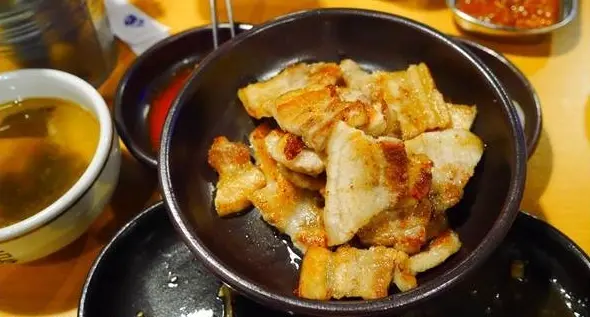 【新北◍•ᴗ•◍❤新店】美食・首爾大叔食記｜正統韓式料理店，水晶盤上的烤五花肉饗宴