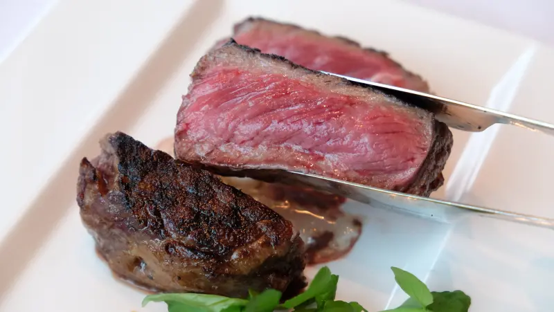 肉控最愛的還是美國和牛！最多明星愛吃的「莫爾頓牛排館」秋冬限定「10盎司美國頂級和牛」，讓肉控吃到滿滿的肉香味。