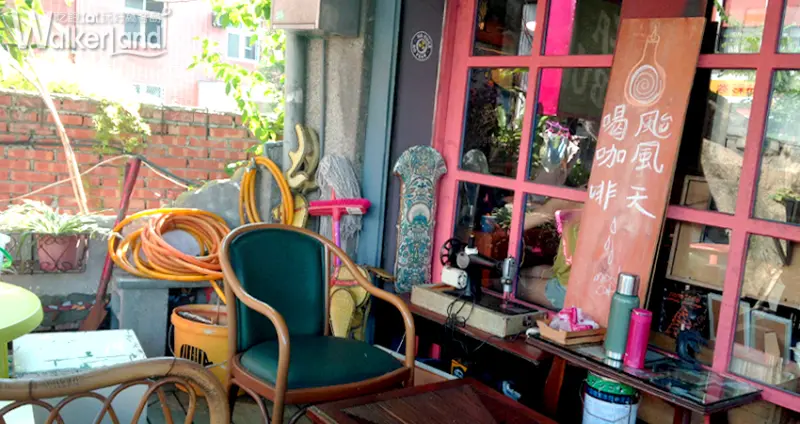 ZABU店外 隨意坐下喝咖啡 擺設有意思