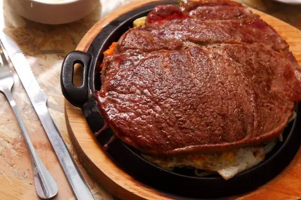 B哥牛排 / 美食窩客咬咬 提供 