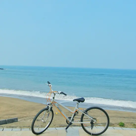 誰說看海只能坐在沙灘上？北海岸「浪漫雙灣自行車道」正式啟用。從白沙灣到淺水灣，讓你一次輕鬆體驗浪漫雙海景、舒適林道與悠閒小鎮風光。