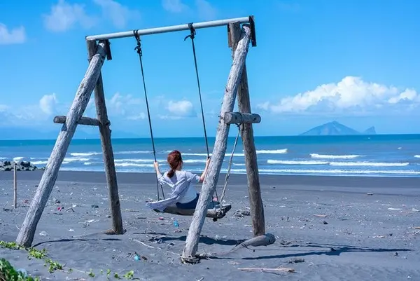 旅遊窩客 徐酸酸 提供 / 廍後社區 海景鞦韆