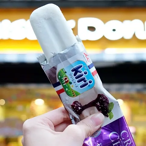 日本甜點控瘋搶！Mister Donut全台獨賣「超濃厚系」KIRI起司夾心雪糕，就算有寒流也要吃。