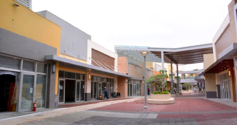 北台灣OUTLET大戰！桃園「華泰名品城」12/18正式開幕，102個品牌進駐！機場捷運桃園站直通賣場，全台首座露天式建築概念精品商城！