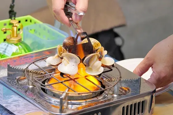 美食窩客 橘子狗 提供 / 蜊正站好DIY現烤蛤蜊