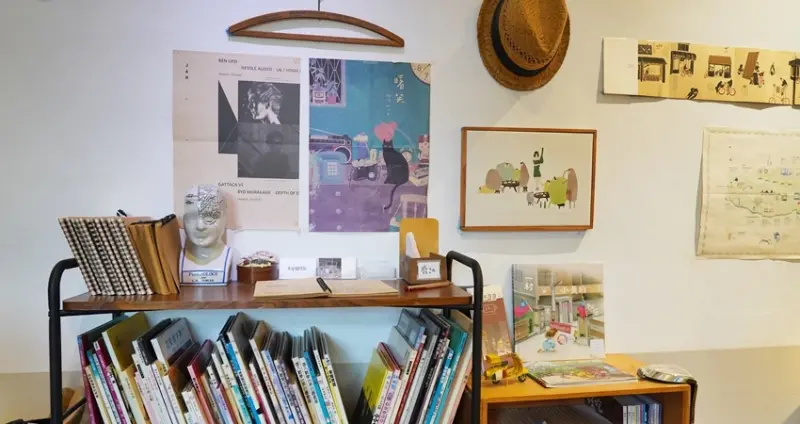 紅茶、綠茶免費供應！童趣滿分的三重咖啡廳，不限時、有插座「木童繪本咖啡」，推薦提拉米蘇塔。