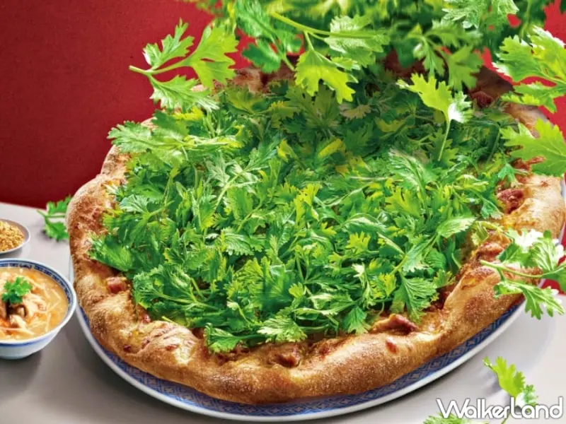 香菜比薩真的來了！必勝客「香菜富翁肉羹比薩」蒜味肉羹、滿滿香菜，義大利人懶的生氣了。