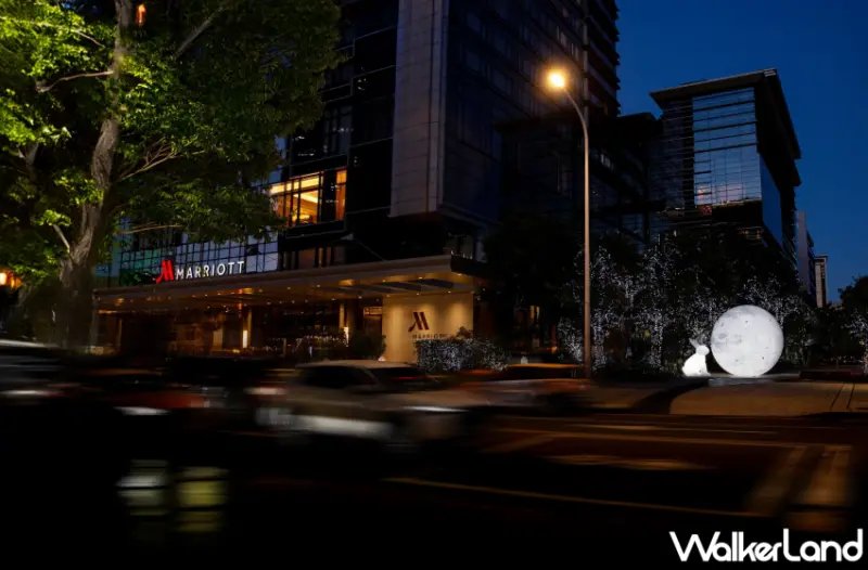 台北萬豪「尋味秋蟹」、「萬兔MOON遊」秋季限定，4米巨型月球、800公克肥美大沙公。