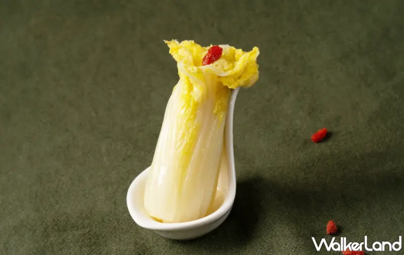 青花驕聯手故宮推出「驕滴滴翠玉白菜」與「驕麻肉形石」麻辣鍋，清明上河圖聯名圍兜超吸睛。