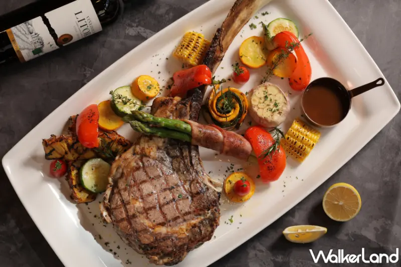 豐FOOD海陸百匯「龍蝦之夜」泰式波士頓龍蝦吃到飽，學生再加碼四人同行一人免費。