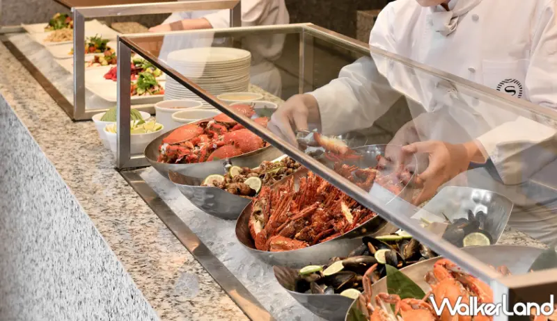 長輩樂齡、老師學生「4間」吃到飽優惠，買一送一、兩人同行一人免費。