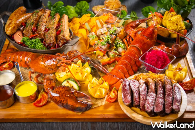 美麗信花園酒店青庭牛排館推出「酒月烤肉季分享餐」爐烤波士頓龍蝦、M9牛肋眼與伊比利豬肉串，飽到不想回家。