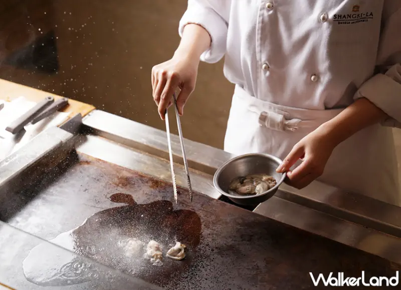 台南遠東香格里拉飯店推出鮮蚵季，「海中牛奶」料理大集合，蚵仔麵線、蒜蓉粉絲鮮蚵煲全部吃到飽。