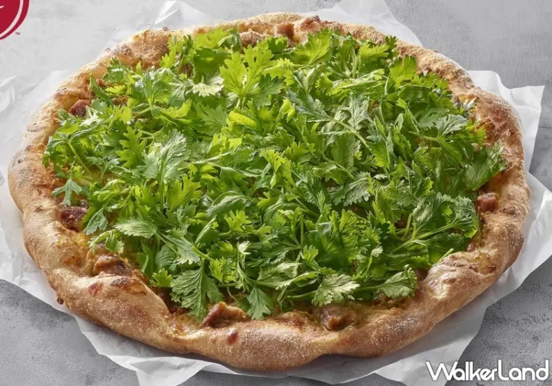 香菜比薩真的來了！必勝客「香菜富翁肉羹比薩」蒜味肉羹、滿滿香菜，義大利人懶的生氣了。