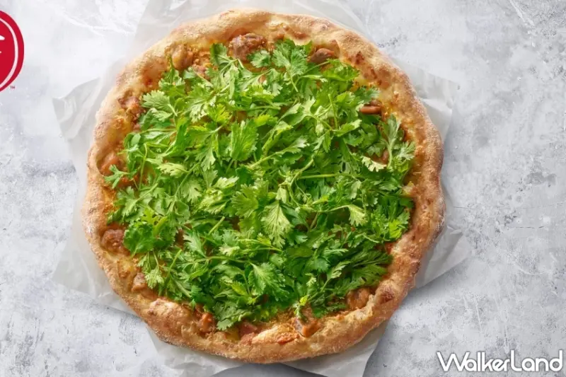 香菜比薩真的來了！必勝客「香菜富翁肉羹比薩」蒜味肉羹、滿滿香菜，義大利人懶的生氣了。