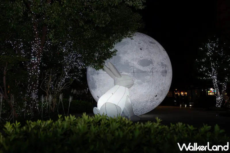 台北萬豪「尋味秋蟹」、「萬兔MOON遊」秋季限定，4米巨型月球、800公克肥美大沙公。