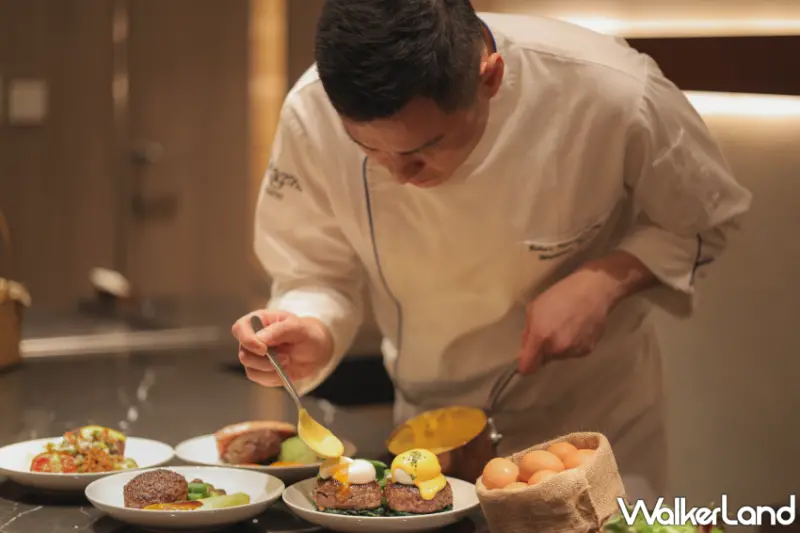 漢堡排早午餐！台北晶華推出和洋漢堡排套餐，搭配花蓮放牧蛋與小農蔬菜自助吧，健康美味限時供應。