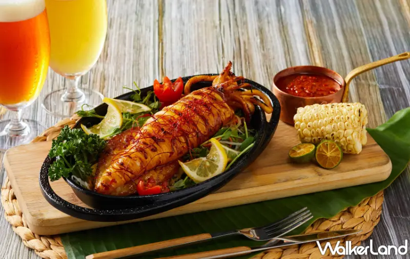 Asia49亞洲料理酒廊推出極炙BBQ派對，經典沙嗲、香料雞腿，配上啤酒5折優惠。