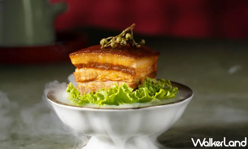 青花驕聯手故宮推出「驕滴滴翠玉白菜」與「驕麻肉形石」麻辣鍋，清明上河圖聯名圍兜超吸睛。