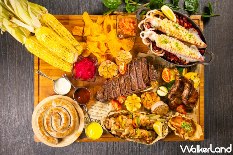 美麗信花園酒店青庭牛排館推出「酒月烤肉季分享餐」爐烤波士頓龍蝦、M9牛肋眼與伊比利豬肉串，飽到不想回家。