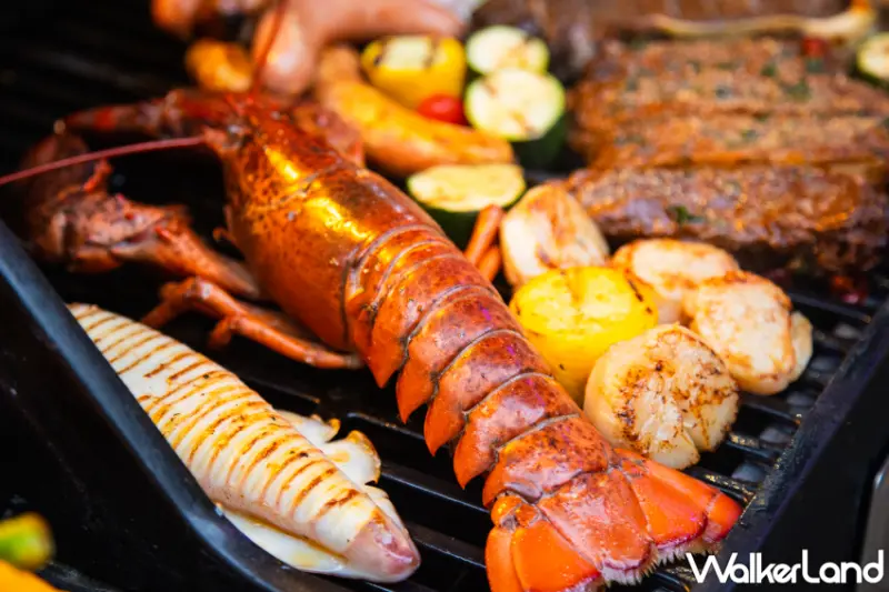 美麗信花園酒店青庭牛排館推出「酒月烤肉季分享餐」爐烤波士頓龍蝦、M9牛肋眼與伊比利豬肉串，飽到不想回家。