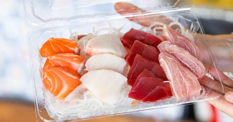 基隆百元生魚片回來了！鮪魚鮭魚通通100元，八斗子必吃海鮮「和平島橋頭 安生魚片」隨意搭配、高CP值別錯過。