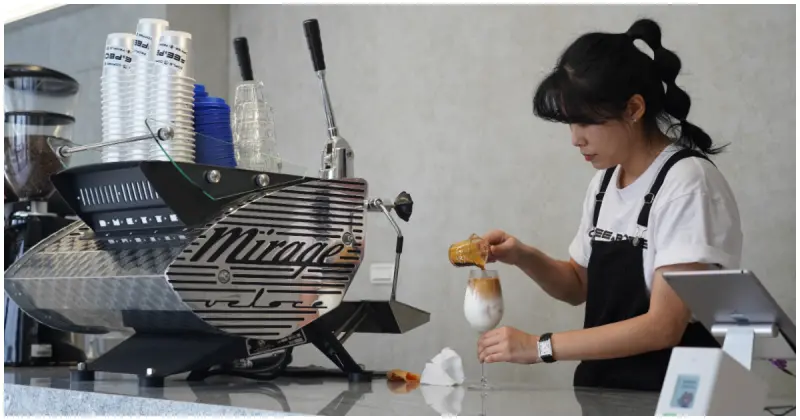 新開幕韓系咖啡廳！不限時、手沖咖啡專賣店，結合女裝品牌「COFFEE&PEOPLE」，時尚外帶杯必拍。