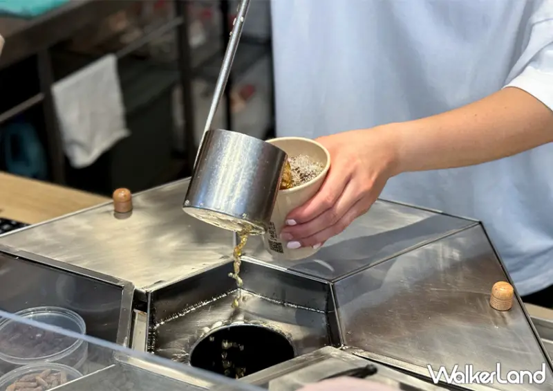 基隆元祖級的飲料店「五秴菊花茶」一杯30元就開喝/ WalkerLand窩客島整理提供 未經許可不可轉載。