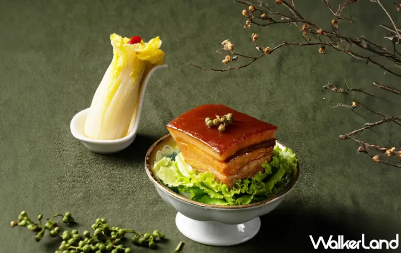 青花驕聯手故宮推出「驕滴滴翠玉白菜」與「驕麻肉形石」麻辣鍋，清明上河圖聯名圍兜超吸睛。