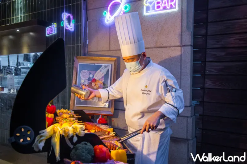 美麗信花園酒店青庭牛排館推出「酒月烤肉季分享餐」爐烤波士頓龍蝦、M9牛肋眼與伊比利豬肉串，飽到不想回家。