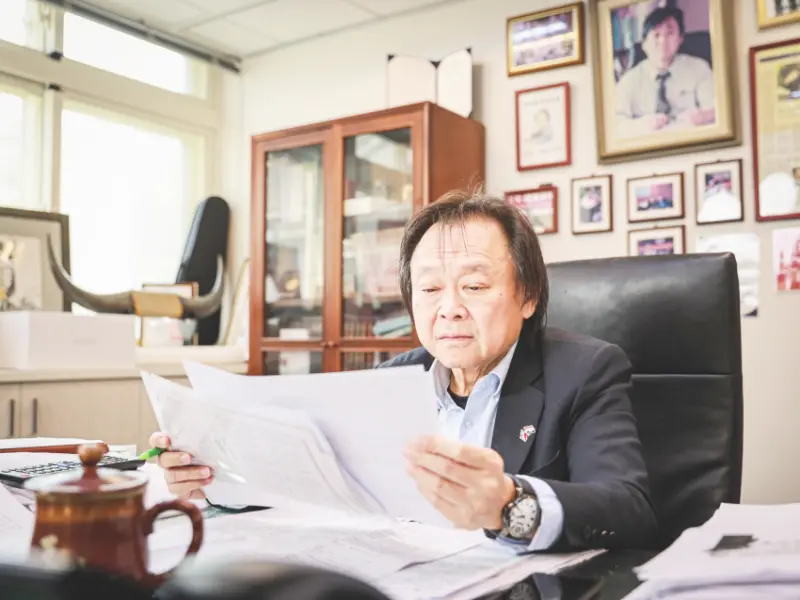 柯黑大將軍王世堅憑一己之力、帶動台灣高空彈跳一日行程大熱搜，網友大喊：堅哥先別跳、稍安勿躁。