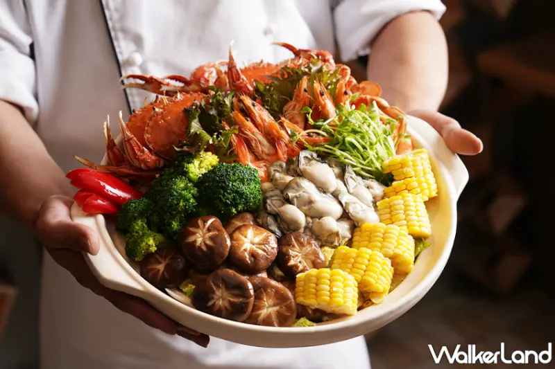 台南遠東香格里拉飯店推出鮮蚵季，「海中牛奶」料理大集合，蚵仔麵線、蒜蓉粉絲鮮蚵煲全部吃到飽。