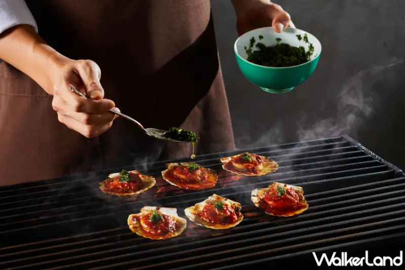 Asia49亞洲料理酒廊推出極炙BBQ派對，經典沙嗲、香料雞腿，配上啤酒5折優惠。