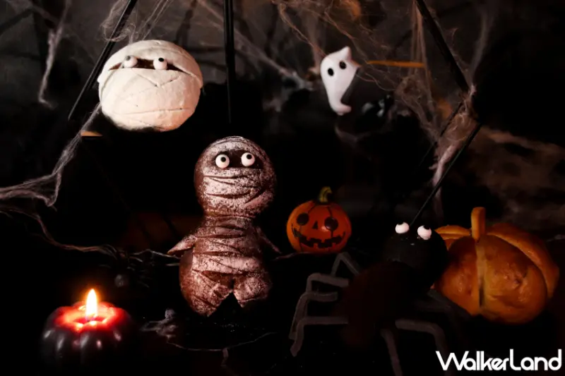 台北亞都麗緻推出萬聖節限定糕點與互動遊戲，「萬聖鬼牌抽抽樂」同花順就送14,080元住宿券。