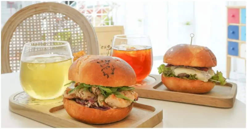 不一樣的台中早午餐！隱身巷弄的療癒漢堡「L'espace老陳小圓法漢堡專賣店」，內用招待一杯綠茶。