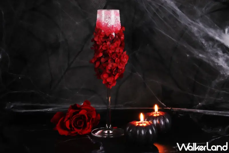 台北亞都麗緻推出萬聖節限定糕點與互動遊戲，「萬聖鬼牌抽抽樂」同花順就送14,080元住宿券。