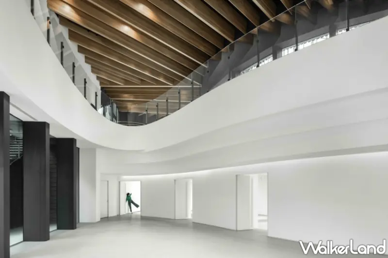 台中勤美術館巨美！隈研吾操刀設計以其410坪廣闊曲線屋頂，搶攻台中地景藝術必拍清單。