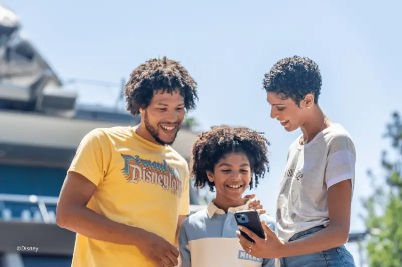 加州迪士尼樂園萬聖節活動大揭密，鬼屋假期、Halloween Screams夜間秀、台灣美食鼎泰豐，體驗超值優惠樂園之旅。