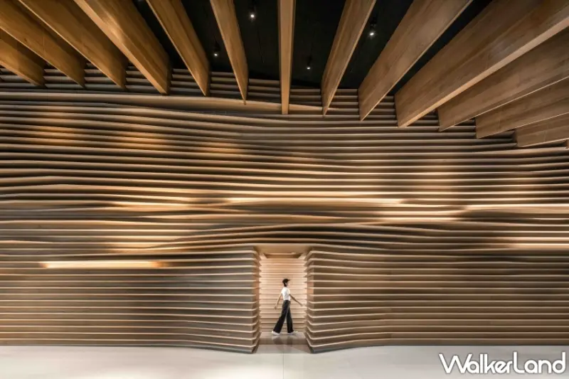 台中勤美術館巨美！隈研吾操刀設計以其410坪廣闊曲線屋頂，搶攻台中地景藝術必拍清單。