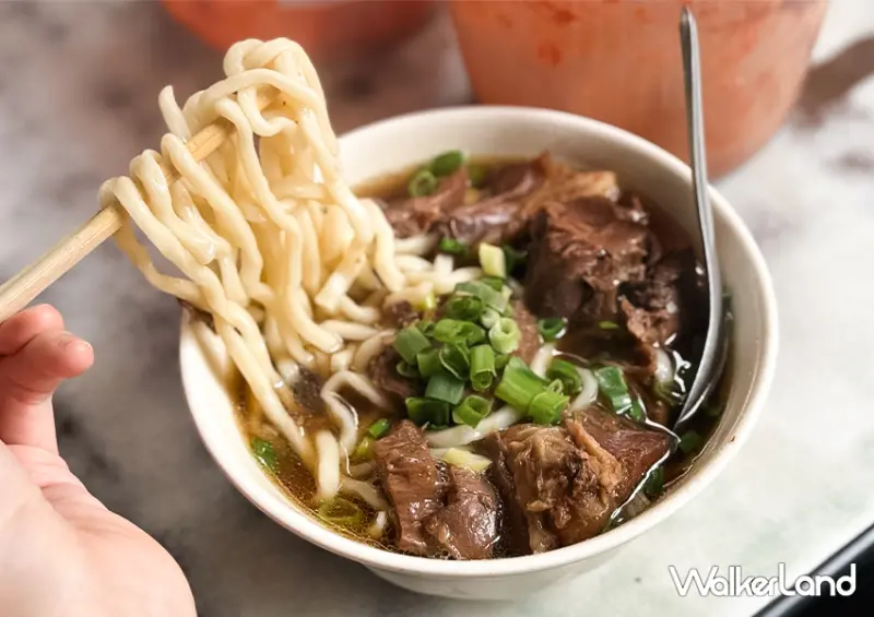 西門町平價美食「老劉刀切牛肉麵」來這邊絕對要品嚐手工麵條、濃厚湯頭 / WalkerLand窩客島整理提供