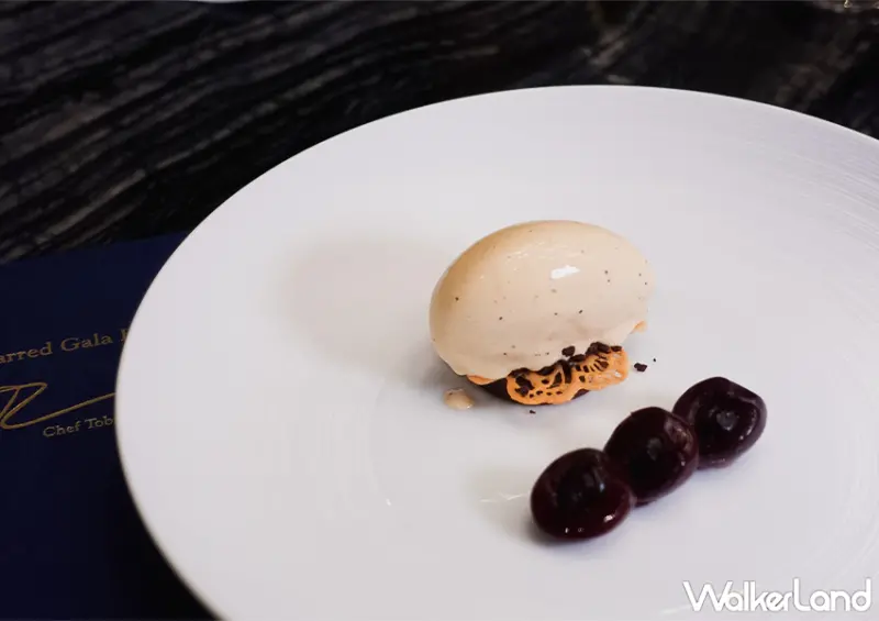 ▲德國米其林二星 AURA​​​​​​​ x 漢來大飯店：櫻桃甘納許搭摩爾冰淇淋 / WalkerLand窩客島整理提供​​​​​​​