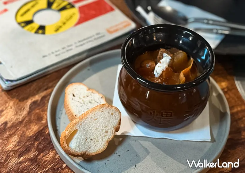 台北唱片咖啡廳「聲色 Sounds Good」整牆都是黑膠/ WalkerLand窩客島整理提供 未經許可不可轉載。